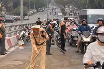 CSGT Hà Nội khẩn trương xử lý dầu loang, đảm bảo ATGT