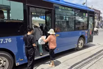 Người dân Thành phố Hồ Chí Minh khấp khởi chờ... đi xe buýt miễn phí