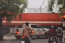 Nguy cơ tai nạn cao từ hành vi chủ quan tại đường sắt Hà Nội