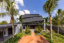 Ngôi nhà như chiếc lều đồ sộ giữa phố biển Nha Trang