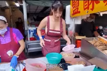 Đứng bán gà rán ngoài chợ, hot girl mặc tạp dề bỗng nổi như cồn