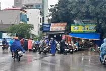 Ngập sau mưa, dịch vụ sửa xe máy ở Hà Nội "đắt hàng" 