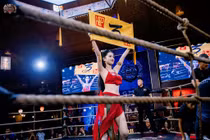 Nữ cosplayer Nguyễn Hữu Kiều Oanh diện áo yếm cầm biển tại sàn MMA