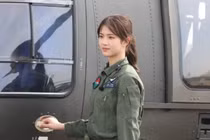 Nữ phi công lái máy bay quân sự đẹp như tiên tử hạ phàm