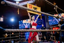 Nữ cosplayer Nguyễn Hữu Kiều Oanh diện áo yếm cầm biển tại sàn MMA