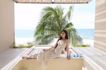 Liz Kim Cương "đốt mắt" fan với thân hình cực phẩm trong chuyến du lịch biển