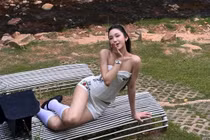 Mina Young khoe sắc vóc xinh đẹp, thả dáng "chữa lành" giữa thiên nhiên