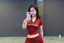 Chỉ một cú lắc hông, hot TikToker hút cả triệu ánh nhìn