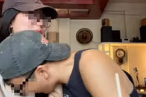 Đỏ mặt với hành động của các cặp đôi giữa nơi công cộng