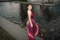 MC Khánh Vy "đốn tim" fan với bờ vai trần nõn nà, gợi cảm bất ngờ