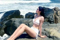 Hot girl bóng chuyền Quảng Trị diện bikini trắng "ngây thơ"