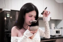 Hướng dẫn ăn mì gói, gái xinh YuGi cũng "viral"