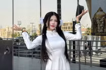 Nữ MC Mai Dora đưa áo dài Việt Nam tới Esports World Cup làm fan trầm trồ