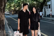 Ngô Tố Uyên khoe dáng mẹ một con nuột nà không tì vết