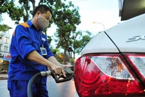 Giá xăng tăng, dầu giảm mạnh