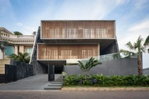 Biệt thự ven biển phủ rèm gỗ để tránh ánh nhìn hàng xóm