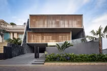 Biệt thự ven biển phủ rèm gỗ để tránh ánh nhìn hàng xóm