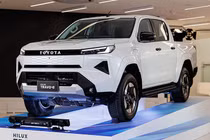 Toyota Hilux 2026 tăng giá mạnh khi về Việt Nam, bản cao nhất tới 1,1 tỷ