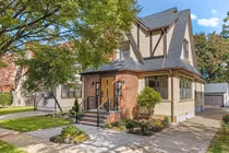 Cận cảnh ngôi nhà thơ ấu của ông Trump rao bán hơn 60 tỷ đồng