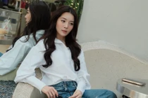 Karen Nguyễn diện sơ mi trắng “đẹp bất bại” tối giản nhưng khỏe khoắn