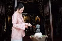 Vợ cầu thủ Phan Văn Đức khoe nhan sắc dịu dàng khi đi chùa đẹp an yên