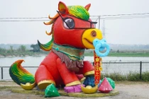 Linh vật ngựa đầu tiên Tết Bính Ngọ chính thức lộ diện