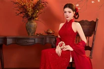 “Búp bê sống” Lilly Luta diện váy đỏ, khoe nhan sắc cuốn hút trong bộ ảnh mới