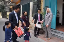 Vợ chồng mới cưới và “thủ tục” nhận họ ngày Tết