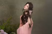 'Búpbê sống' Lilly Luta diện váy lụa như bước ra từ cổ tích