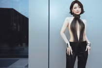 Nhan sắc “hot mom tuổi Ngọ” Sam ngày càng mặn mà, cuốn hút sau sinh nở