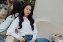 Karen Nguyễn diện sơ mi trắng “đẹp bất bại” tối giản nhưng khỏe khoắn