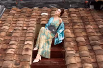 “Búp bê sống” Lilly Luta diện áo lụa, khoe vóc dáng nhẹ nhàng tựa tranh vẽ