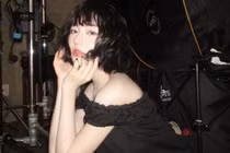 Bâu Krysie gây bất ngờ với mái tóc ngắn, khoe nhan sắc cuốn hút 