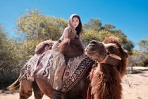 Hot girl Karty Chang khoe sắc giữa sa mạc, visual trong trẻo gây sốt mạng