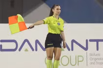 Khán giả đổ xô xem giải hạng 5 chỉ vì nữ trọng tài có visual quá xinh