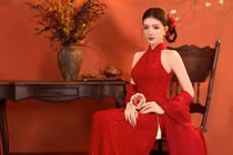 “Búp bê sống” Lilly Luta diện váy đỏ, khoe nhan sắc cuốn hút trong bộ ảnh mới