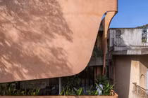 Nhà phố ấn tượng với mặt tiền cong đón nắng