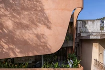 Nhà phố ấn tượng với mặt tiền cong đón nắng