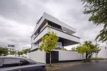 Ngỡ ngàng ngôi nhà 'biết bay' giữa đô thị