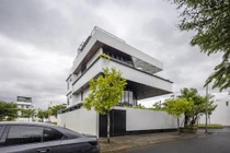 Ngỡ ngàng ngôi nhà 'biết bay' giữa đô thị