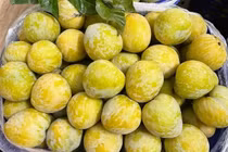 Mận lạ Trung Quốc 450.000 đồng/kg, khách tranh nhau mua