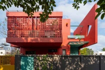 Nhà phố thô mộc, nổi bần bật với mặt tiền gạch đất nung