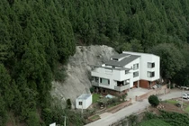 Chiêm ngưỡng ngôi nhà 3 tầng tựa núi đẹp mê mẩn