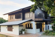 Nhà gỗ truyền thống hồi sinh thành không gian 2 tầng hiện đại