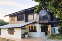 Nhà gỗ truyền thống hồi sinh thành không gian 2 tầng hiện đại