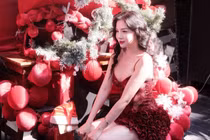 Nữ y tá mê chạy bộ Loan Barbie khoe ảnh Giáng sinh cực quyến rũ