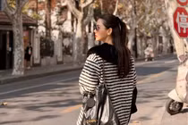 Hot mom Phanh Lee khoe dáng “siêu cấp” giữa lòng Thượng Hải