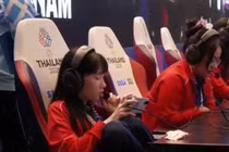 Nữ game thủ Việt dự SEA Games 33 gây sốt với màn dáng ngồi co chân trên ghế