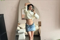 Gái xinh 'vũ trụ phim VFC' vén áo khoe cơ bụng trước gương miễn chê