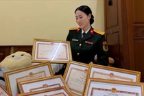 Hoa khôi bóng chuyền mang hàm Đại uý gây sốt với ảnh tổng kết 2025